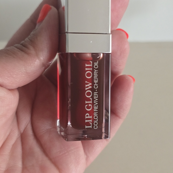 Lip Glow Oil - Cherry Red - Picture 4 of 4